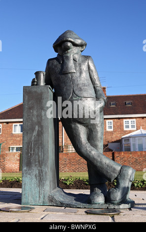 Die 'Andy Capp' Skulptur von Shropshire Künstler Jane Robbins in Hartlepool, England, UK gelegen Stockfoto