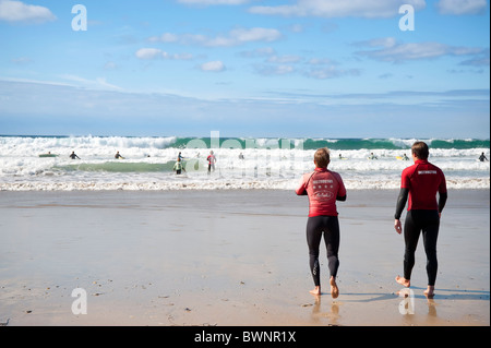 Rettungsschwimmer auf Fistral Strand, Newquay, Cornwall, England, Vereinigtes Königreich Stockfoto
