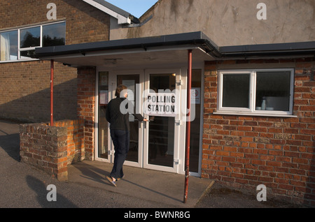 Frauen, die in Village Hall Wahllokal bei Parlamentswahlen 2010 Stockfoto