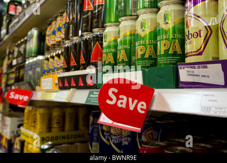 Rabatt-Bier zum Verkauf in eine britische Supermarktkette Stockfoto