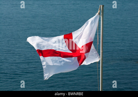 Kreuz des Sankt Georg Flagge, Flagge von England, mit Meer hinaus Stockfoto