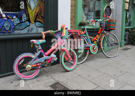 Fahrräder in bunten gestrickter Wolle bedeckt. Stockfoto