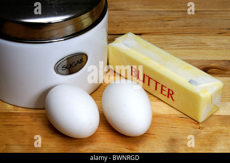 Zucker-Kanister, zwei Eiern und Stück Butter. Stockfoto