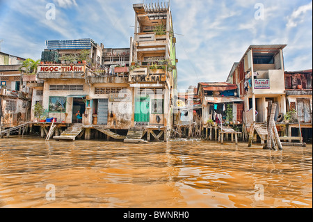 Häuser entlang des Mekong Flusses außerhalb von Ho-Chi-Minh-Stadt-Vietnam Stockfoto