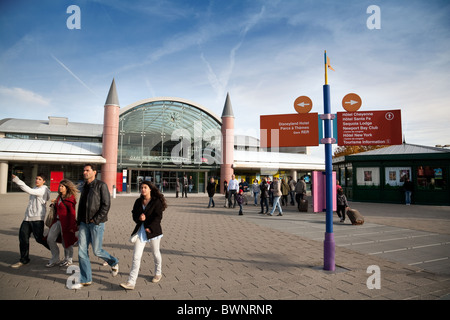 Personen Ankunft am Bahnhof Marne la Vallée, besuchen den Vergnügungspark Disneyland Paris Frankreich Stockfoto