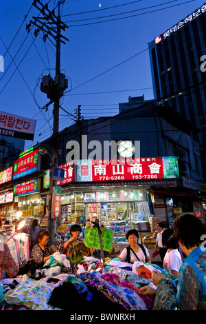 Koreanische Frauen Einkaufen im Stall zu verkaufen Kleidung in Namdaemun-Markt in Seoul in Südkorea in der Abenddämmerung. JMH3856 Stockfoto