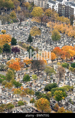 Friedhof Montparnasse im Herbst, gesehen von der Spitze des Tour Montparnasse, Paris Frankreich Stockfoto