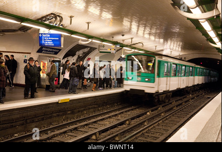 Paris Metro Zug Ankunft am Bahnhof Montparnasse, Paris Frankreich Stockfoto