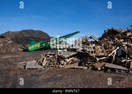 Verschiedene rohe Holz-Produkte warten für die Verarbeitung von Recycling-Anlage Michigan USA Stockfoto