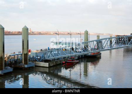 Schwimmende Anlegestelle für Ozeandampfer an der Pier Head, Liverpool. Stockfoto