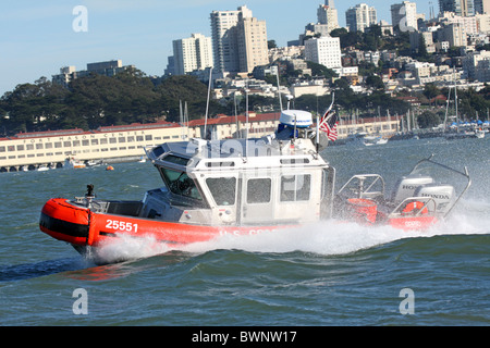 USCG Defender Klasse Antwort Boot (RB-S) auf Patrouille entlang der Uferpromenade von San Francisco. Stockfoto
