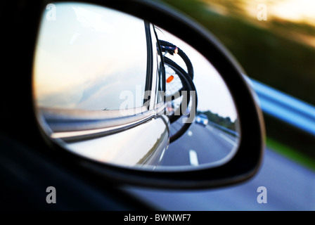Nahaufnahme von den seitlichen Ansicht Spiegel eines Fahrzeugs in Bewegung Stockfoto