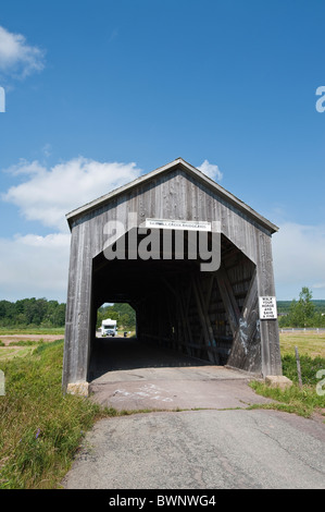 Wohnmobil Wohnmobil Wohnmobil schmale überdachte Brücke, Sawmill Creek, New Brunswick, The Maritimes, Kanada. Stockfoto