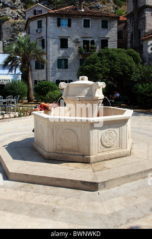Wasser-Brunnen in der alten Stadt von Kotor, Montenegro Stockfoto