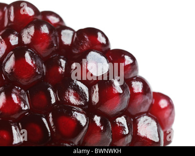 Nahaufnahme der rote Granatapfel Arils isoliert auf weißem Hintergrund Stockfoto
