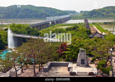 Alte und neue Freiheit Eisenbahn Brücken über Imjin Fluß zwischen Nord- und Südkorea, Demilitarized Zone DMZ, Südkorea. JMH3828 Stockfoto