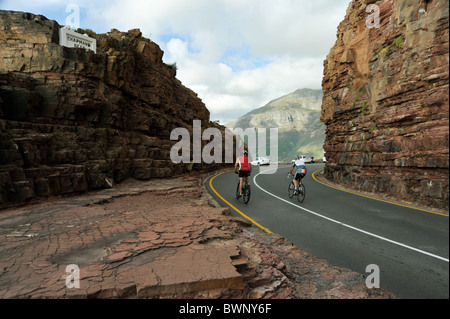 Kapstadt, Western Cape, Südafrika, zwei Radfahrer auf berühmten Chapmans Peak Drive, Houtbay, Landschaft Stockfoto