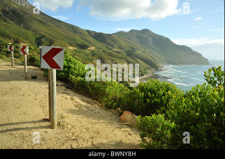 Landschaft, Kapstadt, Südafrika, roter Pfeil auf dem Straßenschild entlang des Chapmans Peak Drive, westliche Küste der Kaphalbinsel, Urlaubsziel, Küste Stockfoto