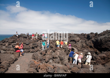 Touristen in Los Hervideros, Lanzarote Küste Stockfoto