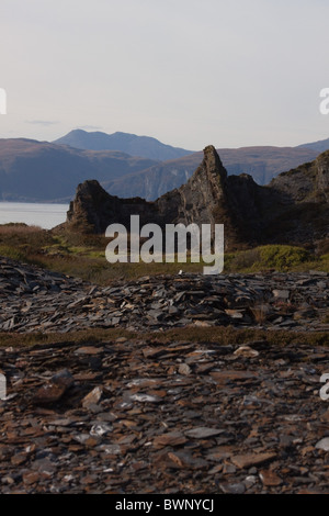 Einer der alten Schiefer Steinbrüche in der Abenddämmerung auf Easdale Island vor der Argyll Schottlands, mit der Insel Mull darüber hinaus Stockfoto