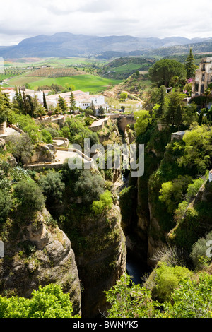 Berühmte El Tajo Schlucht – tiefe Schlucht in der spanischen Stadt Ronda – auf der Suche nach unten am Fluss Guadalevin – von Ronda. Spanien. Stockfoto