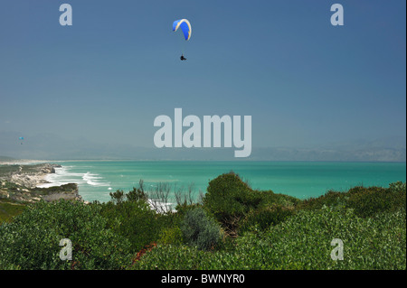 Flug, schöne Landschaft, Kapstadt, Westkap, Südafrika, Luftfahrt, Fliegerflieger Paragleiter über Strand von Valsbay, Menschen, Extremsport Stockfoto