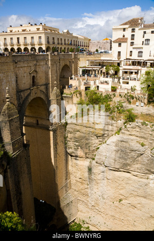 Berühmte steinerne Brücke & umliegenden Gebäude – die erstreckt sich über die Tiefe El Tajo Schlucht & Fluss Guadalevin. Spanische Stadt Ronda, Spanien Stockfoto