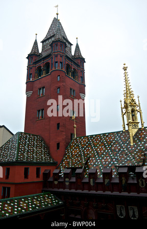 Historisches Rathaus Rote Rathaus mit gold Glockenturm und mehrfarbigen Ziegeldach am Marketplatz in Basel Schweiz Stockfoto