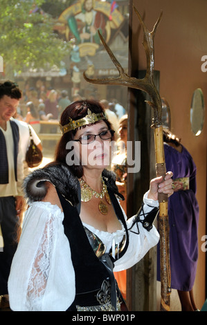 Frau, gekleidet in mittelalterlichen Kostümen auf dem Mittelalterfest in Crownsville, Maryland Stockfoto