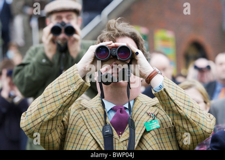 Racegoers sehen Sie sich den Tag Rennen am dritten Tag des Cheltenham Festival Stockfoto