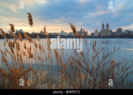 Central Park Sonnenuntergang über vereiste See, New York City Stockfoto