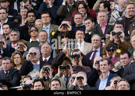 Racegoers sehen Sie sich den Tag Rennen am zweiten Tag des Cheltenham Festival Stockfoto