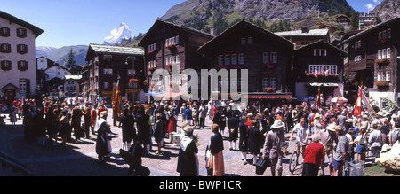 Schweiz Europa Kanton Wallis Zermatt Dorf Musikfestival Menschen traditionelle Kostüme Folklore Traditio Stockfoto