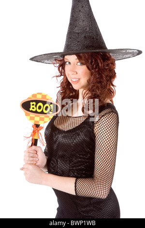 Porträt von Hispanic Teenager Mädchen in schwarzen Halloween Hut und Netzstrümpfe Kleid mit Schild "boo!" Stockfoto