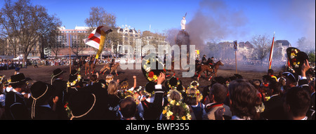 Schweiz Europa City of Zürich Sechselauten Folk Festival Boogg Dummy Frühling Frühling traditionelle costum Stockfoto