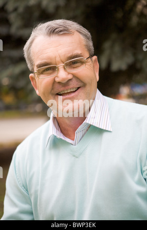 Porträt von senior Male in Brillen Lächeln in die Kamera Stockfoto