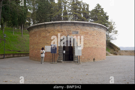 Orvieto, Umbrien, Italien, Pozzo di San Patrizio Eingang mit touristischen, Wintersaison Stockfoto