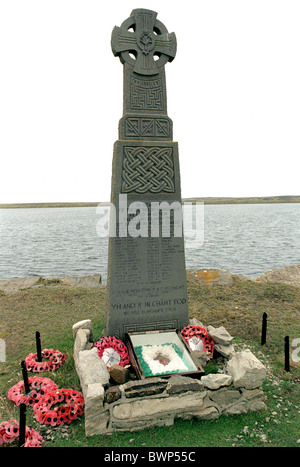 WELSH ÜBERQUEREN MEMORIAL IN FITZROY BUCHT, DEN FALKLAND-INSELN, WO WALISISCHE GARDISTEN AUF DEM ZERBOMBTEN SCHIFF 'SIR GALAHAD' GETÖTET WURDEN Stockfoto