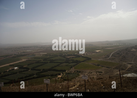 Blick vom israelischen Armee Bunker und Schanze auf dem Gipfel des Mount Bental in Richtung der syrischen Grenze auf den Golanhöhen, Israel Stockfoto