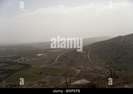 Blick vom israelischen Armee Bunker und Schanze auf dem Gipfel des Mount Bental in Richtung der syrischen Grenze auf den Golanhöhen, Israel Stockfoto