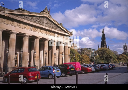 Der Royal Scottish Academy auf dem Hügel mit dem Scott Monument in Princes Street Gardens East, Edinburgh, Scotland, UK Stockfoto