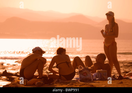 Sonnenuntergang in The The Islas Canarias Ocean & Erde Pro Surf Competition.Competitors bei Sonnenuntergang an einem Laien Tag mit keine Wellen. Stockfoto