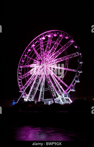 Riesenrad, Weston-Super-Mare, beleuchtet in rosa Stockfoto