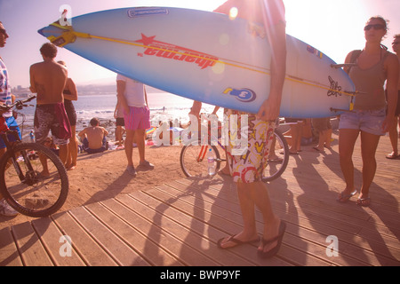 Sonnenuntergang in The The Islas Canarias Ocean & Erde Pro Surf Competition.Competitors bei Sonnenuntergang an einem Laien Tag mit keine Wellen. Stockfoto