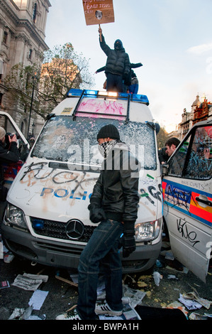 -Schaden Polizei van wenn links in der Mitte der Ersttäter Studenten protestieren gegen Erhöhung der Studiengebühren. Whitehall London 24. Stockfoto