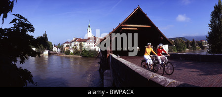 Schweiz Europa Stadt von Olten alte Stadt Fluss Aare zwei Frauen Frau Freundinnen Radfahren Fahrrad Fahrräder Stockfoto