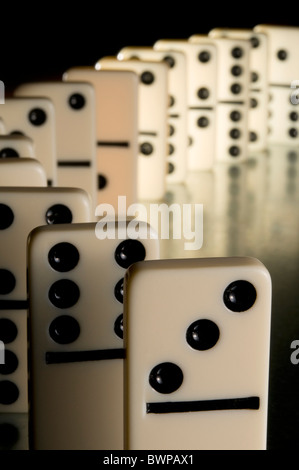 Domino-Kacheln in einer Zeile Stockfoto