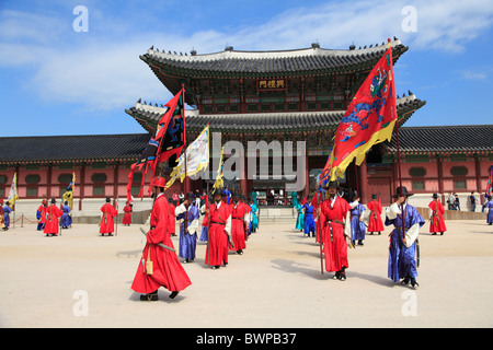 Die Wachablösung, Gyeongbokgung Palace, Palast des glänzenden Glücks, Seoul, Südkorea, Asien Stockfoto