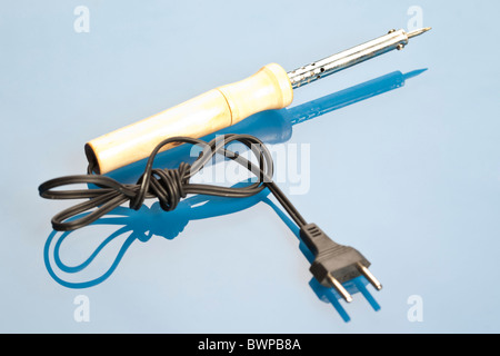 Lötkolben auf blauem Hintergrund Stockfoto