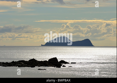 Satang Insel Silhouette auf der South China Sea, Sarawak, Malaysia, Asien. Blick von Damai Beach. Stockfoto